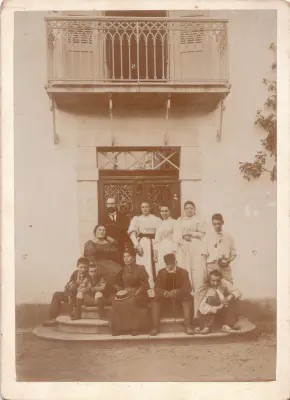 1894-08-Du monde sur le perron de Lacaze