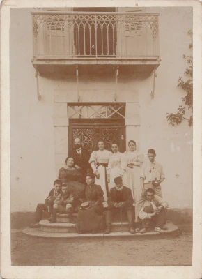 1894-08-Du_monde_sur_le_perron_de_Lacaze