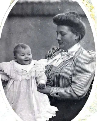 1907-Marthe BAILLAUD épouse Jean PRIVAT et sa fille Marie