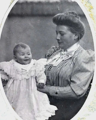 1907-Marthe_BAILLAUD_epouse_Jean_PRIVAT_et_sa_fille_Marie
