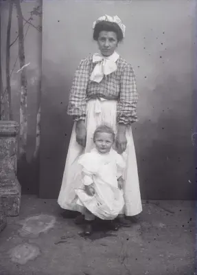 1908-GeorgesAncely et sa Nounou-1