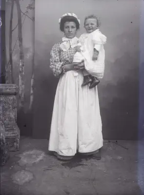 1908-GeorgesAncely et sa Nounou