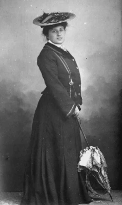 Louise Moulonguet épouse René Ancely