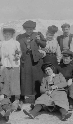 1908-Loulou_fume