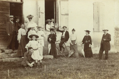1915-env-Groupe_devant_maison