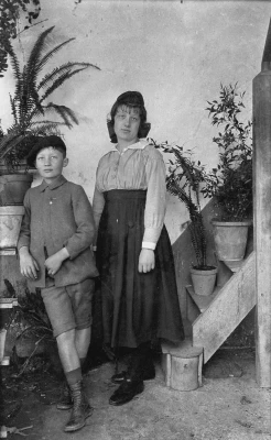 1920-env-Mamiche_et_Georges_Ancely_dans_la_serre_de_Vidouze