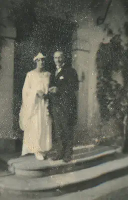 1922-Du monde sur le perron de Lacaze