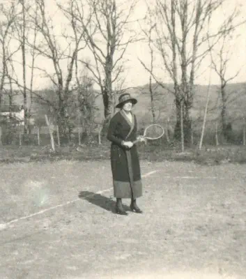 1922-Mamiche au tennis de Cardes en talons hauts