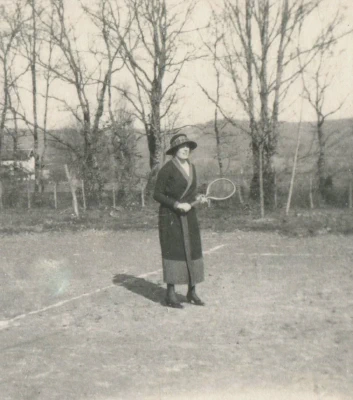 1922-Mamiche_au_tennis_de_Cardes_en_talons_hauts