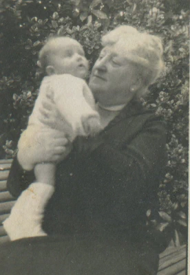 1924-Madeleine_et_sa_Grand_mere_Marie_LOUBIERE-1