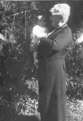 1924-Madeleine et sa Grand mere Marie LOUBIÈRE