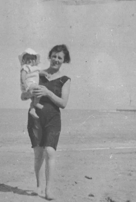 1924-Mamiche_et_Maman_a_St_Jean_De_Luz