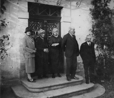 1925-Du_monde_sur_le_perron_de_Lacaze-1