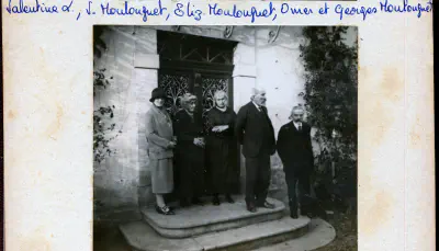 1925-Du monde sur le perron de Lacaze-1