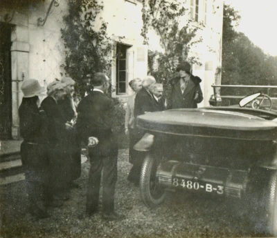 1925-Du_monde_sur_le_perron_de_Lacaze-2