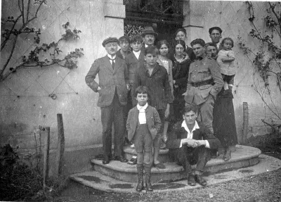 1925-Du monde sur le perron de Lacaze-3