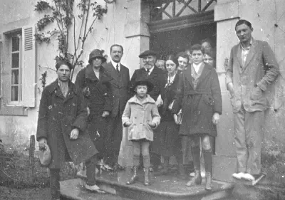 1925-Du monde sur le perron de Lacaze-4