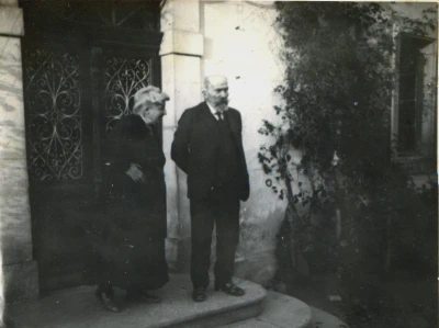 1925-Du_monde_sur_le_perron_de_Lacaze-5