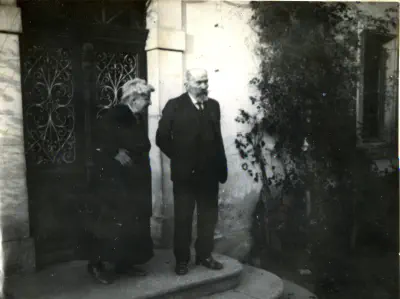 1925-Du monde sur le perron de Lacaze-5