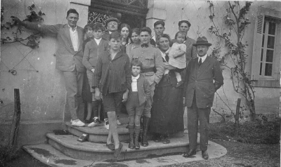 1925-Du_monde_sur_le_perron_de_Lacaze