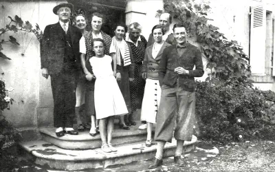 1925-Du monde sur le perron de Vidouze (Lacaze)-1