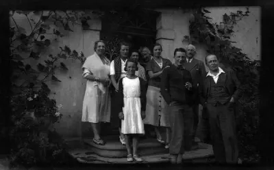 1925-Du monde sur le perron de Vidouze (Lacaze)