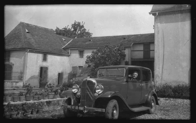 1928-Rene_Ancely_en_voiture