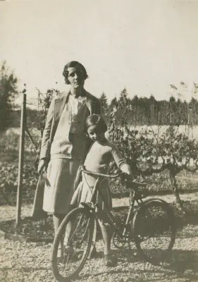 1930 Madeleine et Valentine Loubiere, Oloron