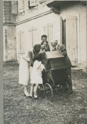 1931-St-Michel_autour_du_berceau_Madeleine