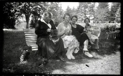 1931-env-sur_un_banc_de_Vidouze