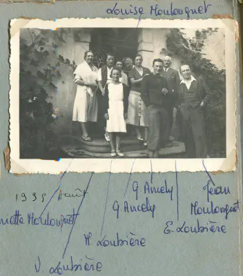 1935--Du monde sur le perron de Lacaze-1