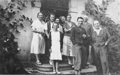 1935-Du_monde_sur_le_perron_de_Lacaze-1