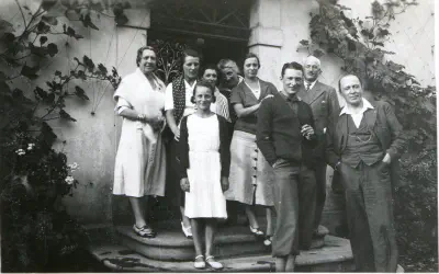 1935-Du monde sur le perron de Lacaze