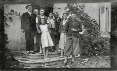 1935-Du_monde_sur_le_perron_de_Lacaze