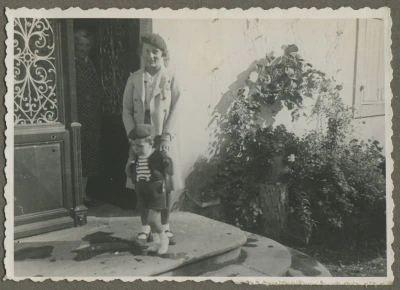 1936-Du_monde_sur_le_perron_de_Lacaze