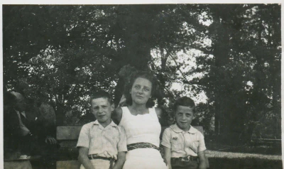 1947-Madeleine_Loubiere_et_ses_cousins_J_P_Ancely