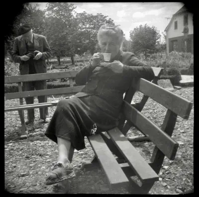 1950-env--Du monde sur le perron de Lacaze