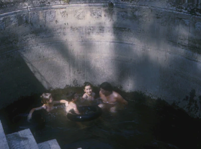 1958-Christine_Pierre_Irene_et_X_au_bain