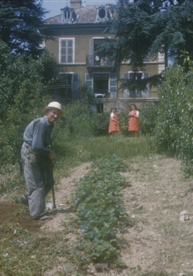 1958-Irene_Christine_et_le_jardinier