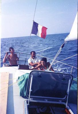 1975-env-Famille Balazard en bateau