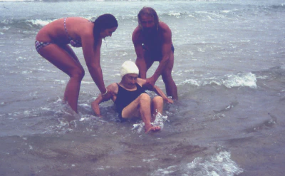 1980-Mamette_bain_mer