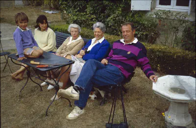 1986-Du monde sur le perron de Lacaze