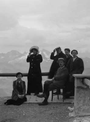 Ancely_Louise_avec_Chapeau-René_assis