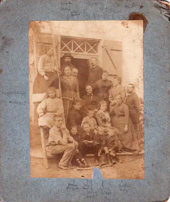 1891-Du monde sur le perron de Lacaze