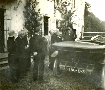 1925-Du monde sur le perron de Lacaze