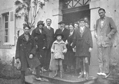 1925-Du monde sur le perron de Lacaze