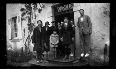 1925-Du monde sur le perron de Lacaze