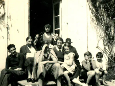 1933-Du monde sur le perron de Lacaze