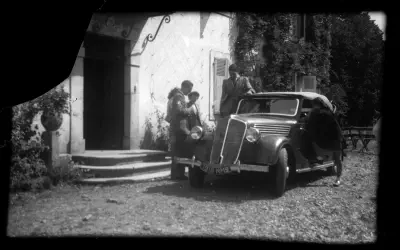 1935--Du monde sur le perron de Lacaze