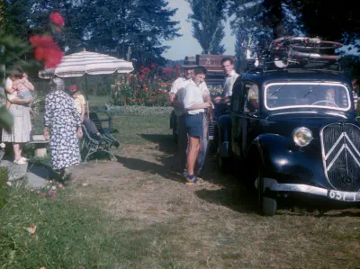 1965-Du monde sur le perron de Lacaze